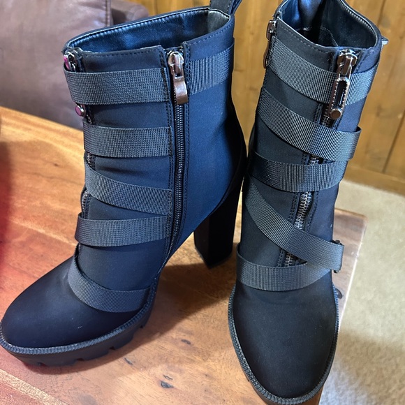 Amazon Black Lace Up Women's Boots - Picture 2 of 7